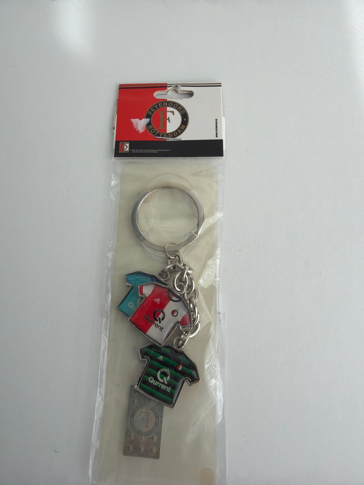 Feyenoord sleutelhanger met shirts, Verzamelen, Sportartikelen en Voetbal, Ophalen of Verzenden, Nieuw, Feyenoord, Overige typen