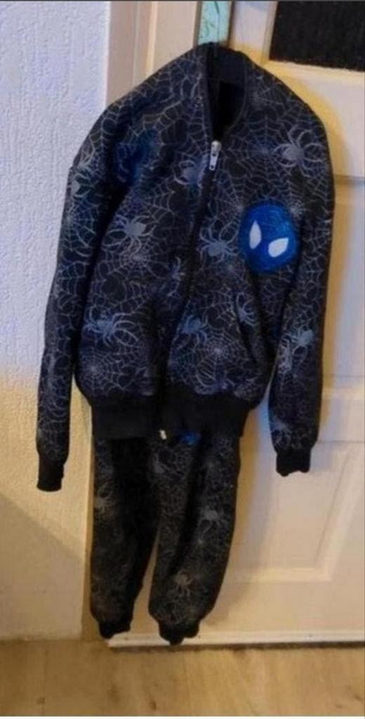 Spiderman Pak - Stoer Spinnenweb Trainingspak, Kinderen en Baby's, Carnavalskleding en Verkleedspullen, Ophalen, Gebruikt, 122 t/m 128