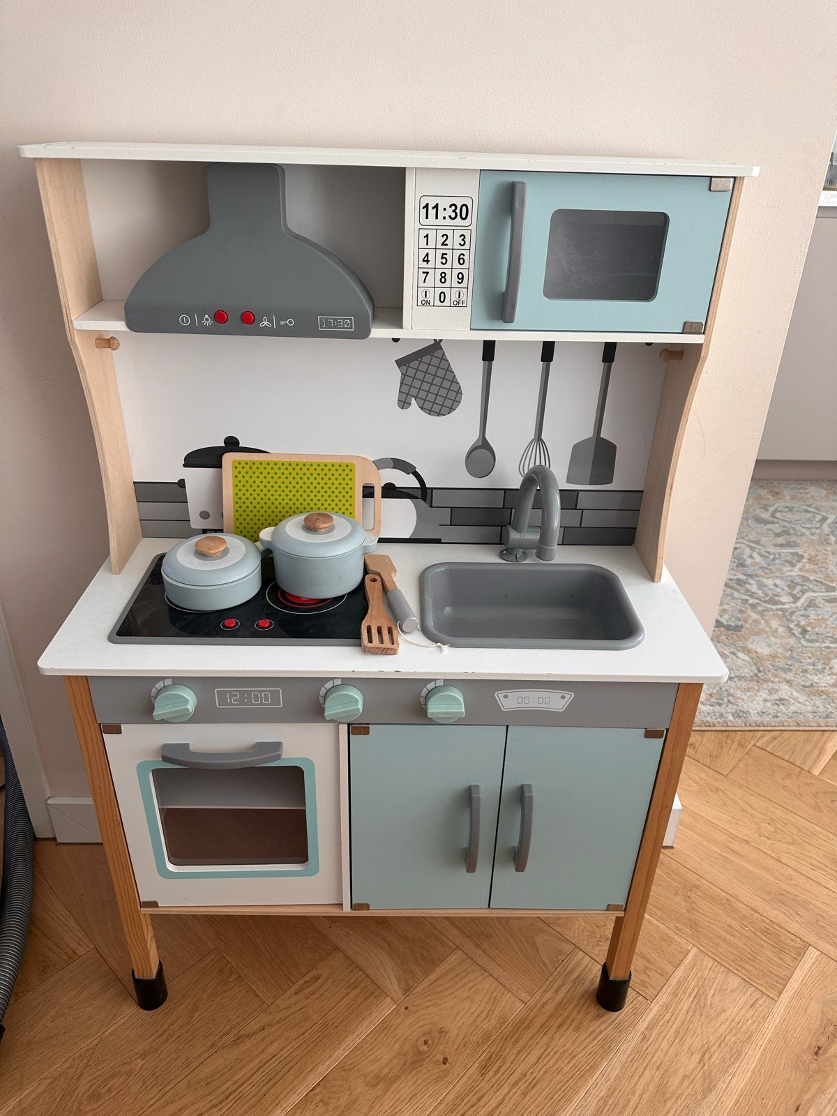 Houten speelkeuken met accessoires en schorten, Ophalen of Verzenden, Zo goed als nieuw, Hout, Speelkeuken
