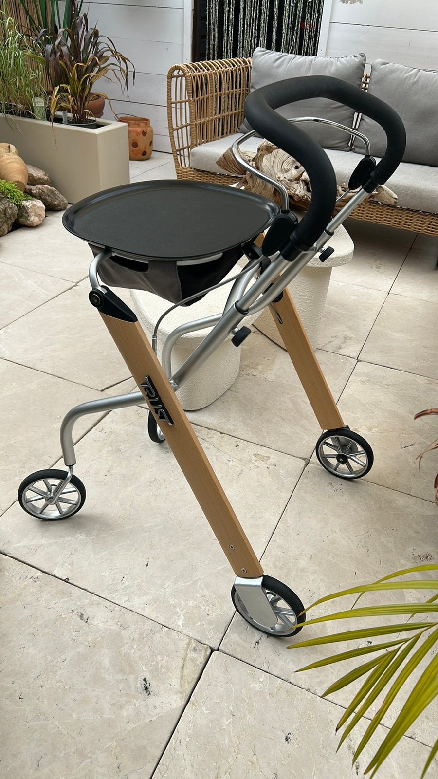 Mooie nette lichtgewicht rollator van Trust Indoor  TRUSCARE, Diversen, Ophalen, Lichtgewicht, Zo goed als nieuw