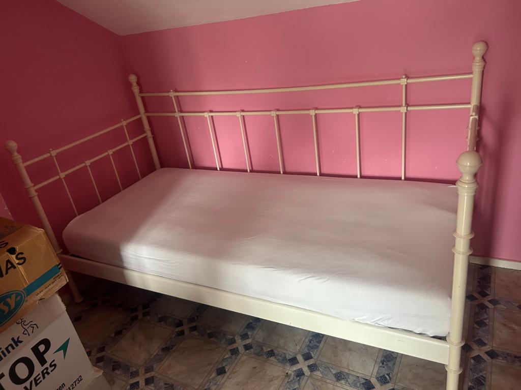 Ijzer bed, Huis en Inrichting, Slaapkamer | Bedden, 90 cm, Eenpersoons, Zwart, Ophalen of Verzenden