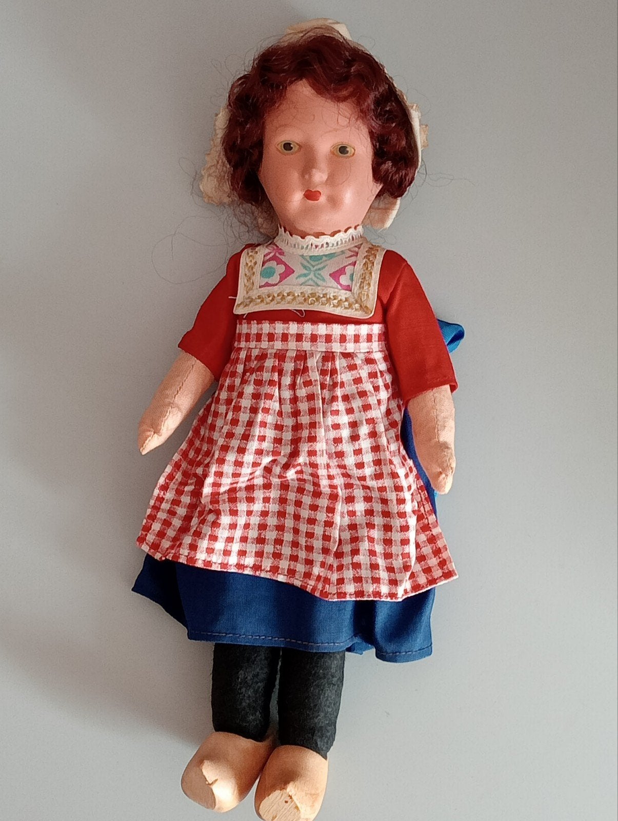 Oud  klederdracht popje papier mache hooft stoffen lijf, Ophalen of Verzenden