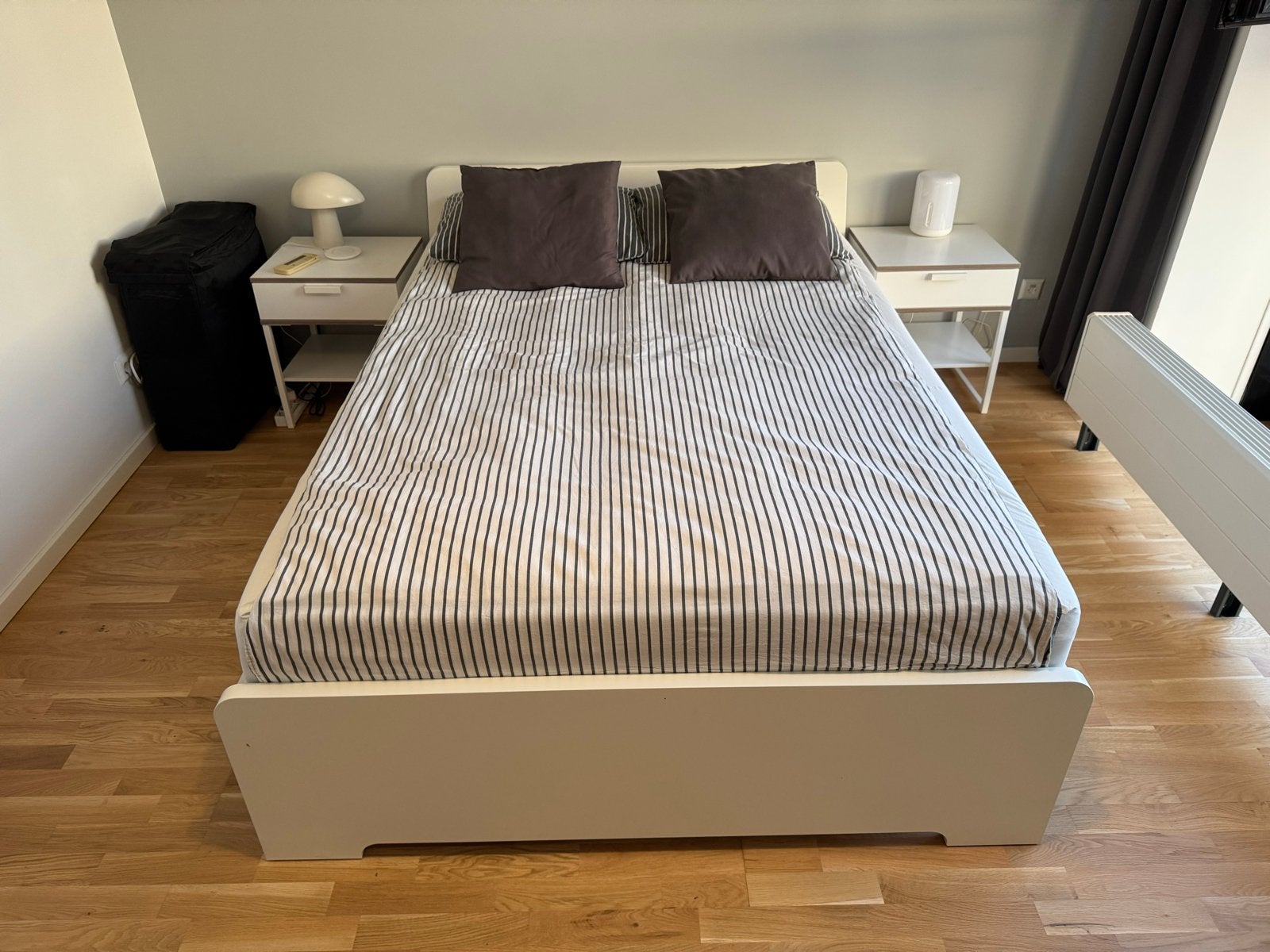 IKEA Askvoll bed met Emma matras en 2 nachtkastjes, Ophalen, Gebruikt, Wit, Tweepersoons