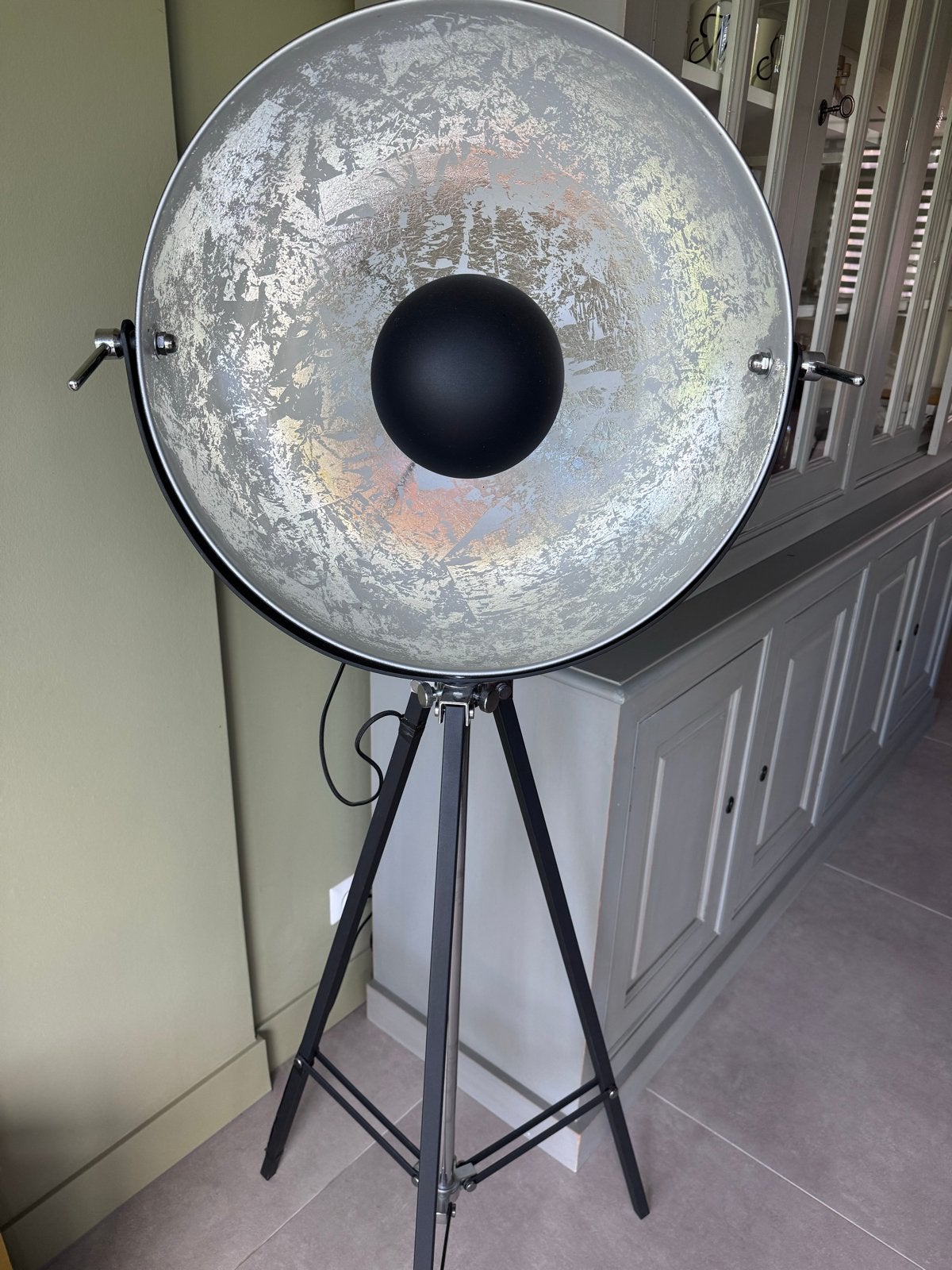 Moderne vloerlamp met driepoot en zilveren kap, Huis en Inrichting, Ophalen, Gebruikt, Overige fittingen, Metaal