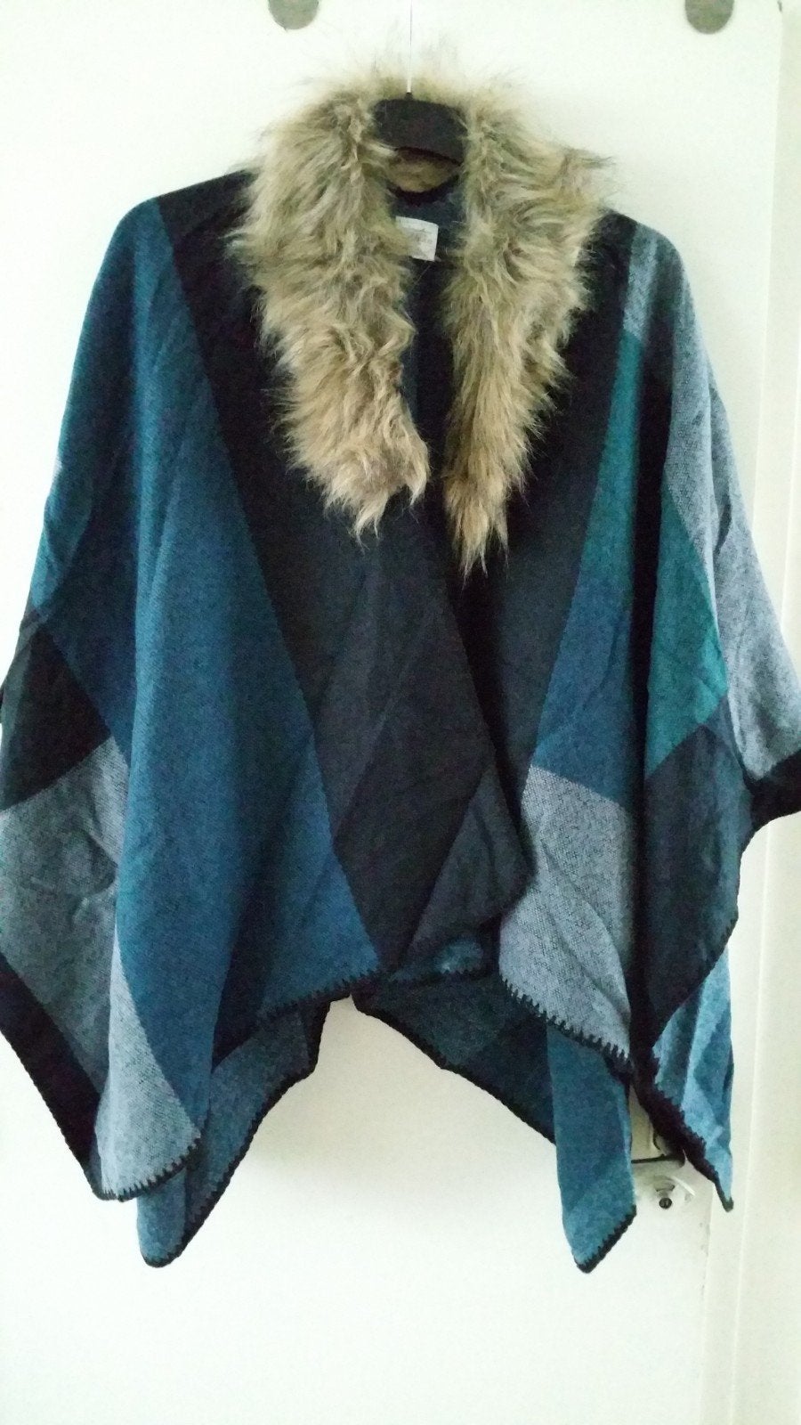 Nieuwe poncho omslagdoek sjaal met bontkraag ms mode, Onbekend, Ophalen of Verzenden, Nieuw, Blauw