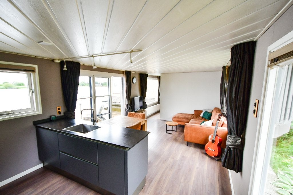 woonark Tiga Makota zonder ligplaats circa 17 x 3,6, Huizen en Kamers, Woonboten te koop, Noord-Holland, 3 kamers, 52 m², Haarlem