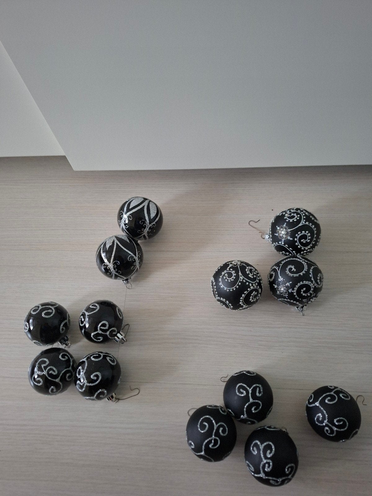 13 Zwarte kerstballen, Ophalen, Zo goed als nieuw