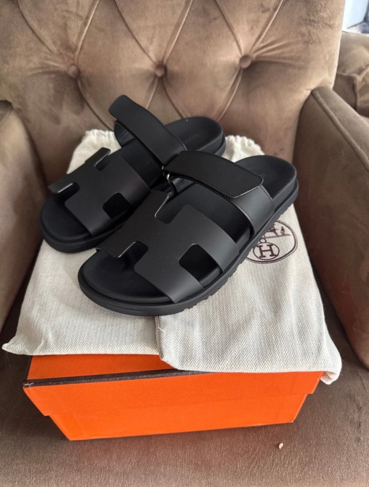Hermès Izmir sandalen zwart 37 - Zo goed als nieuw, Ophalen of Verzenden, Zo goed als nieuw, Zwart, Slippers