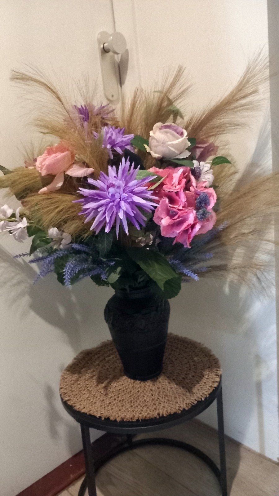 Grote opgemaakte vaas met prachtige kunstbloemen, Binnen, Textiel, Ophalen of Verzenden, Zo goed als nieuw
