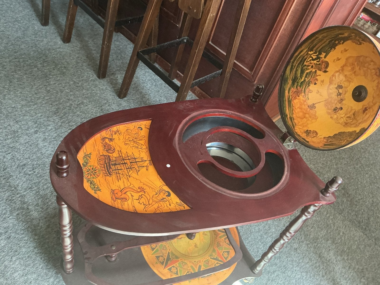 Vitage wereldbol bar met wielen, Antiek en Kunst, Antiek | Woonaccessoires, Ophalen of Verzenden