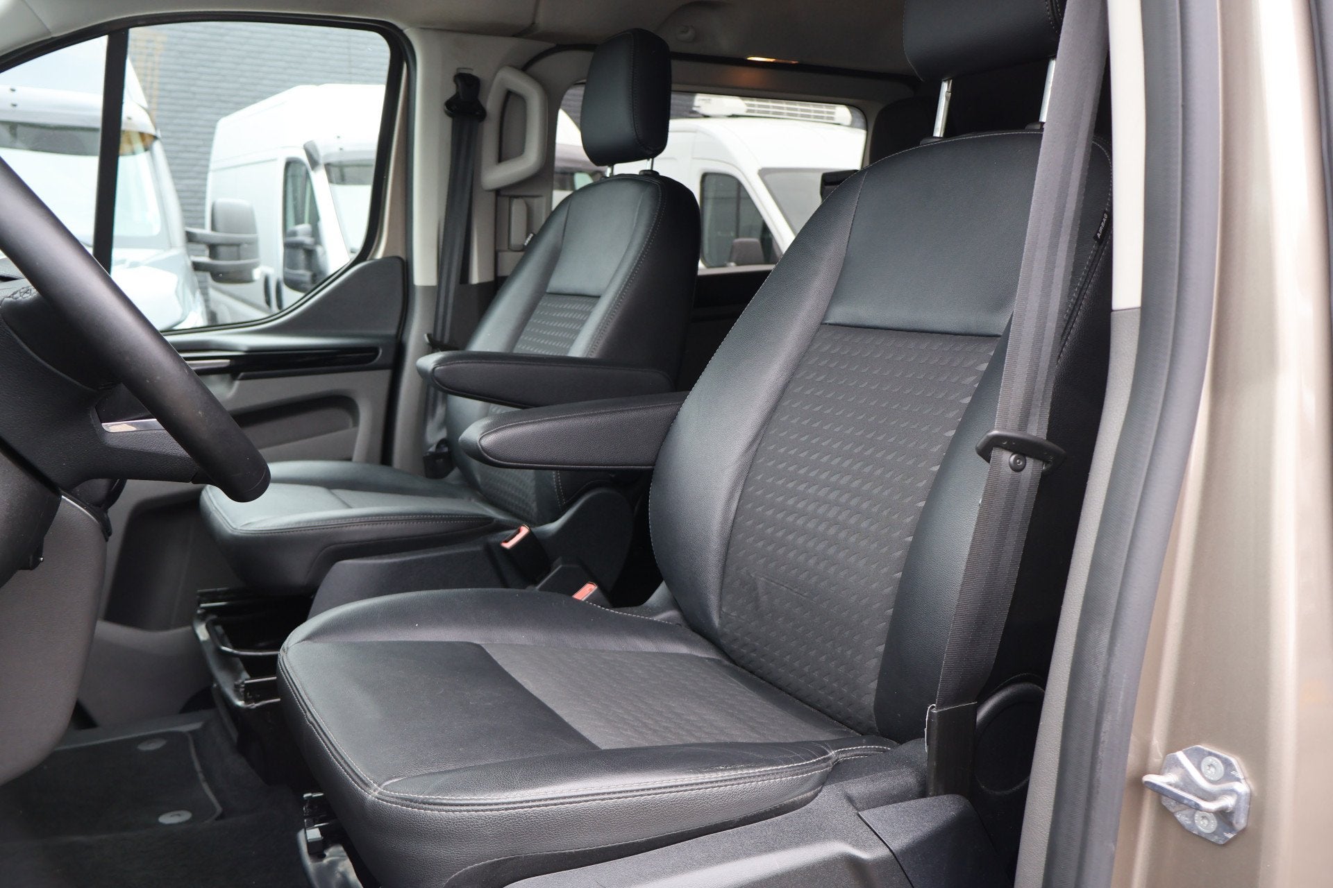 Ford Transit Custom 2.0 TDci 170pk L2 H1 Sport DC (bj 2023), 1998 cc, Gebruikt, 4 cilinders, Bruin