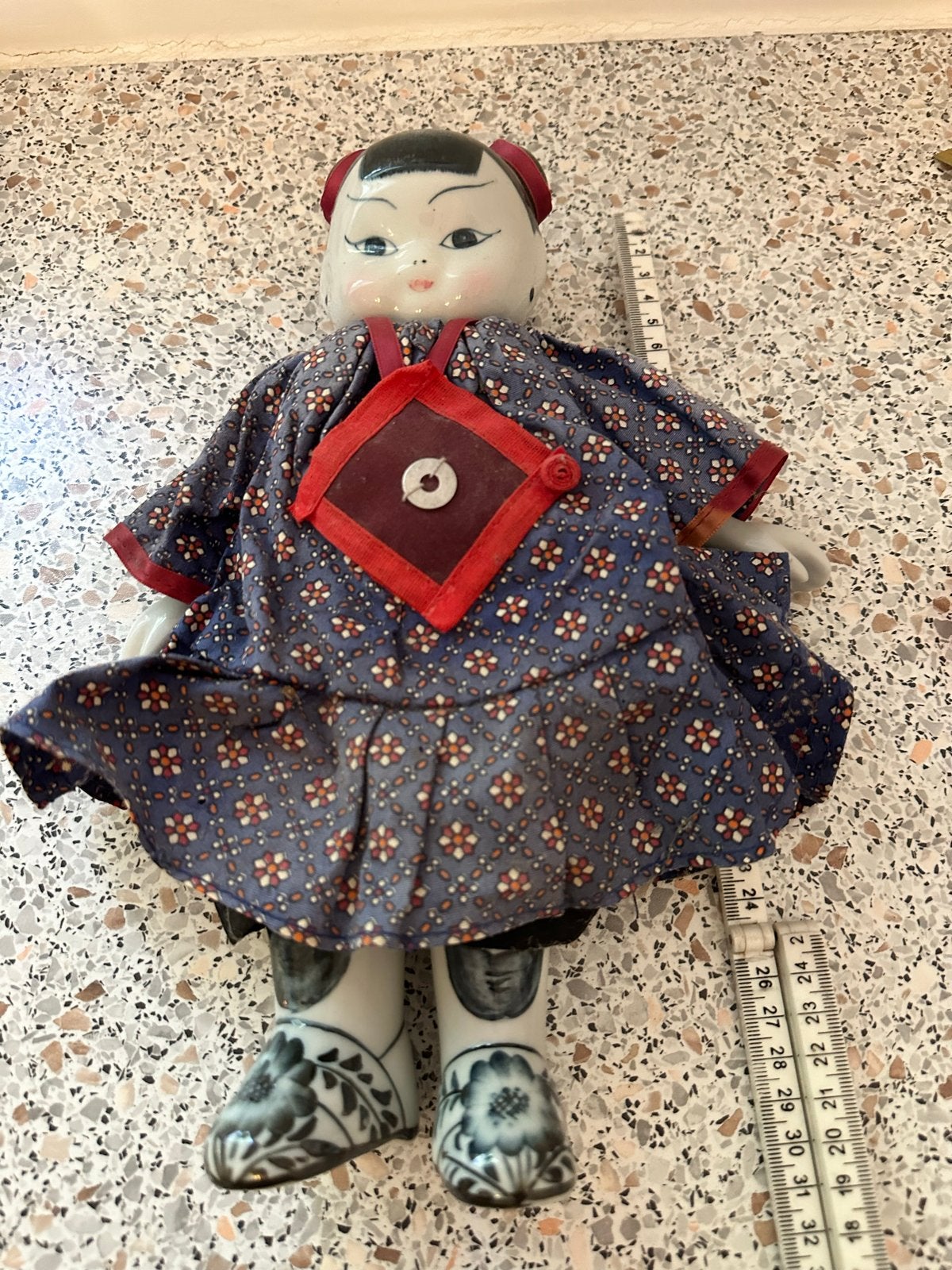 Vintage Chinese porseleinen pop in traditionele kleding, Verzamelen, Ophalen of Verzenden, Gebruikt, Pop