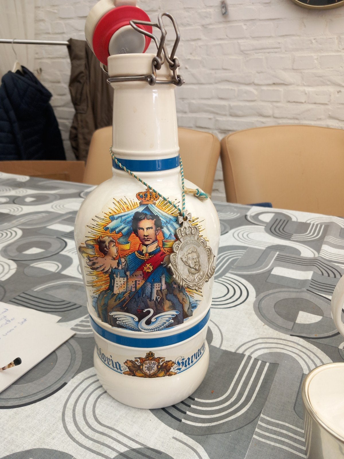 bierfles Neuschwanstein  compleet, Ophalen, Zo goed als nieuw, Frankrijk, Rode wijn