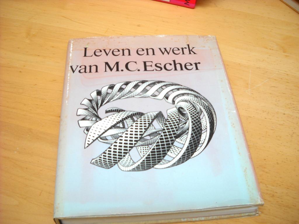 Leven en werk van M C Escher, Boeken, Kunst en Cultuur | Beeldend, Gelezen, Grafische vormgeving, J.L. Locher, Ophalen of Verzenden