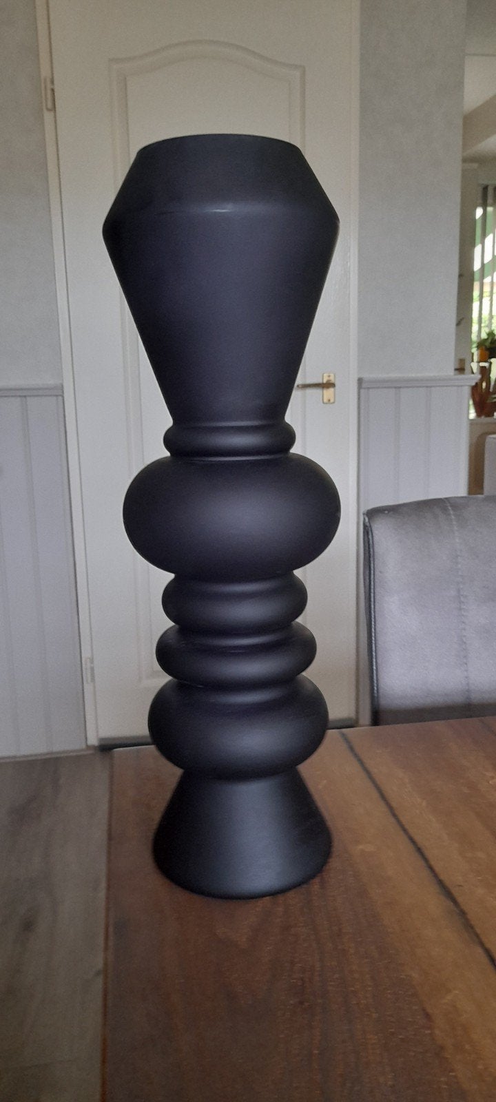 Zwarte glazen vaas - 44 cm hoog, Huis en Inrichting, Woonaccessoires | Vazen, Ophalen of Verzenden, Zo goed als nieuw, Zwart, Glas