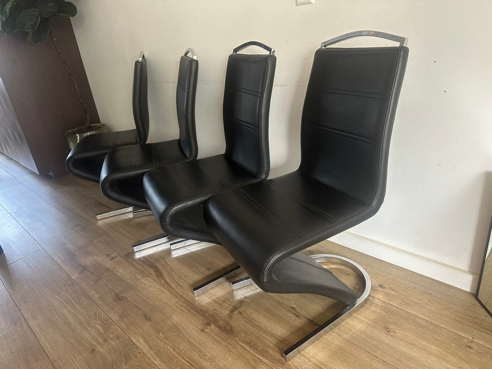Set van 4 vintage design eetkamerstoelen in leerlook/chroom, Ophalen, Zo goed als nieuw