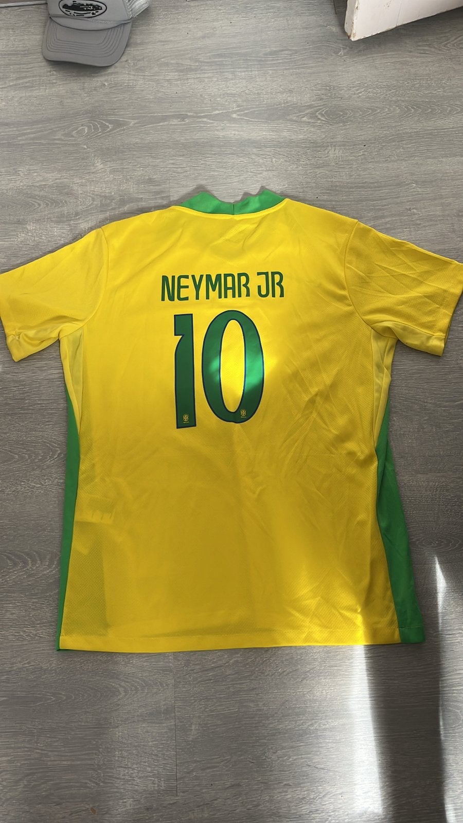 Brazilië thuisshirt Neymar Jr. - Maat L, Kleding | Heren, Sportkleding, Maat 52/54 (L), Verzenden, Geel, Voetbal