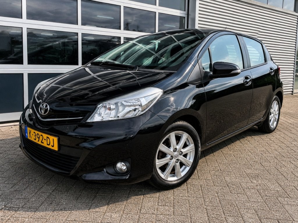 Toyota Yaris 1.3 VVT-i 5-drs Now, 99.156km, Airco (bj 2014), Voorwielaandrijving, Euro 5, 4 cilinders, 990 kg