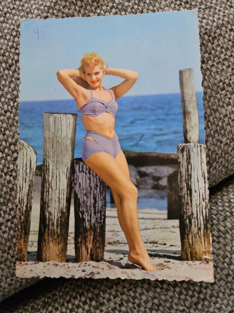 Pin-up Dame in Bikini aan Zee, Ophalen of Verzenden, 1940 tot 1960, Gelopen, Cultuur en Media