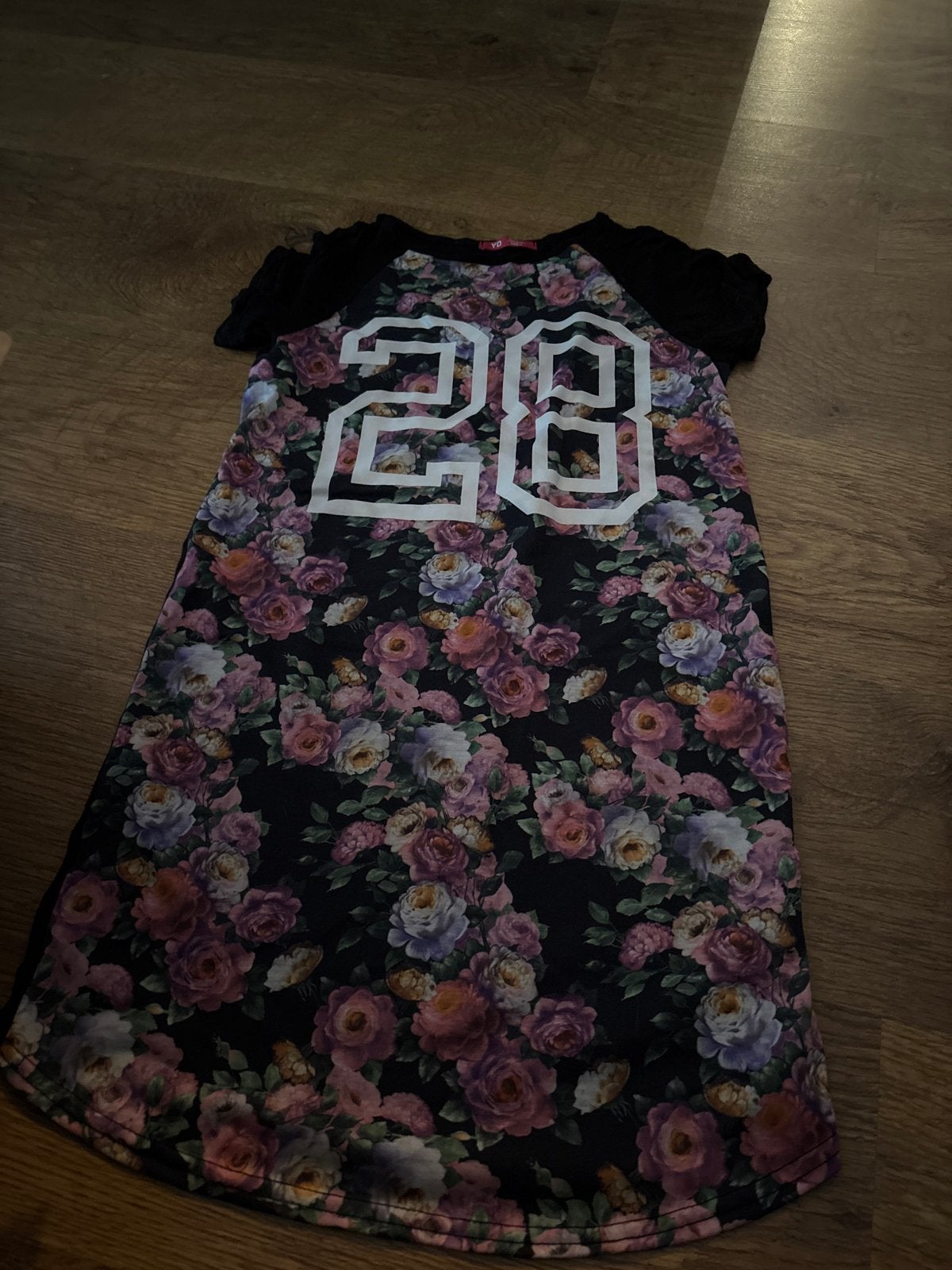 YD Jurk met bloemenprint en nummer 28 - Maat 146, Kinderen en Baby's, Ophalen of Verzenden, Zo goed als nieuw, Meisje, Jurk of Rok