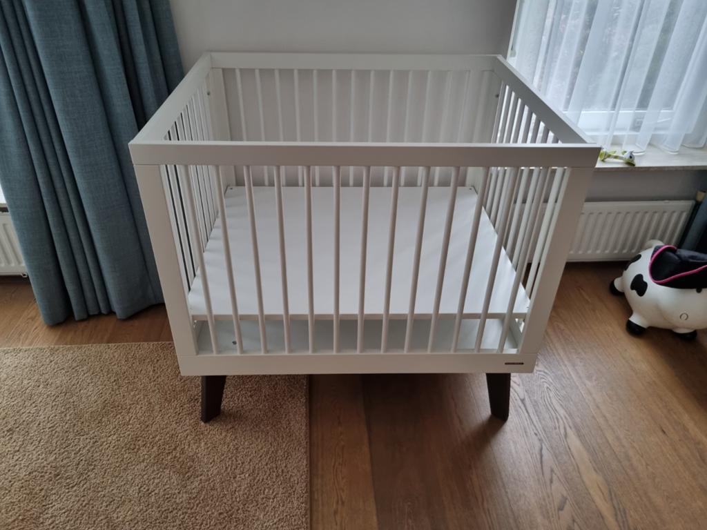 Kidsmill Sixties Box Wit met Walnoot Onderkant - Goede Staat, Ophalen, Zo goed als nieuw, Vierkant, In hoogte verstelbaar