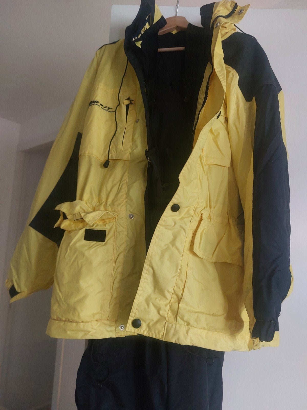 Ski-jas en skibroek set - Geel/Zwart, Zo goed als nieuw, Kleding, Skiën, Ophalen