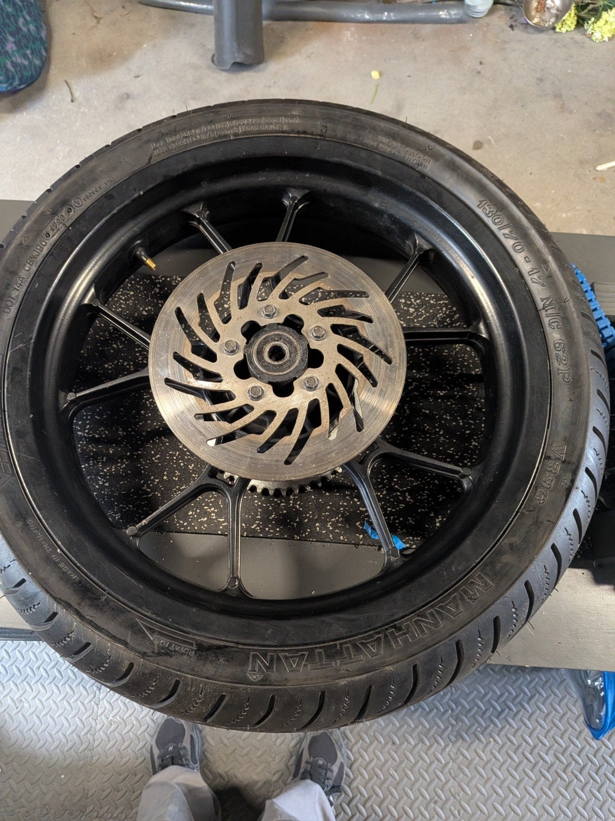 Nieuwe Derbi Senna velg met gloednieuwe band, Ophalen