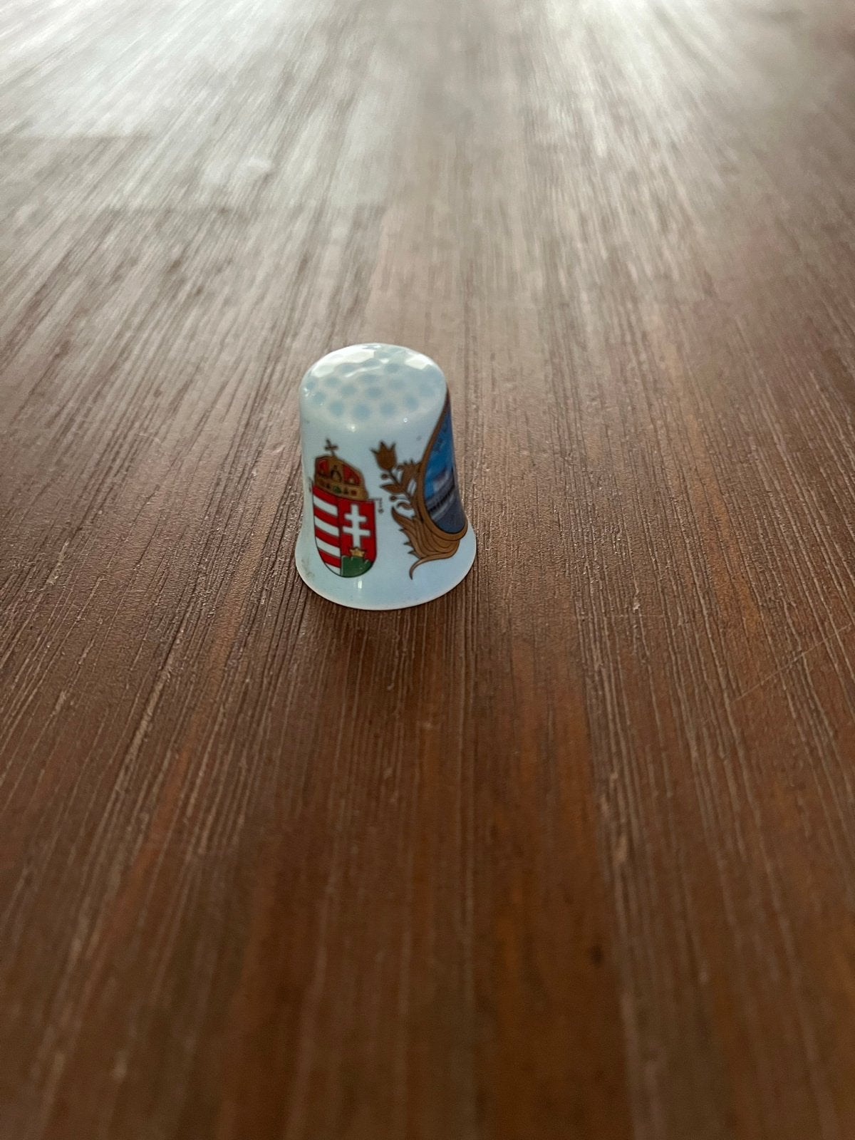 Porseleinen vingerhoedje met Hongaars wapen, Verzamelen, Ophalen, Zo goed als nieuw, Porselein, Buitenland