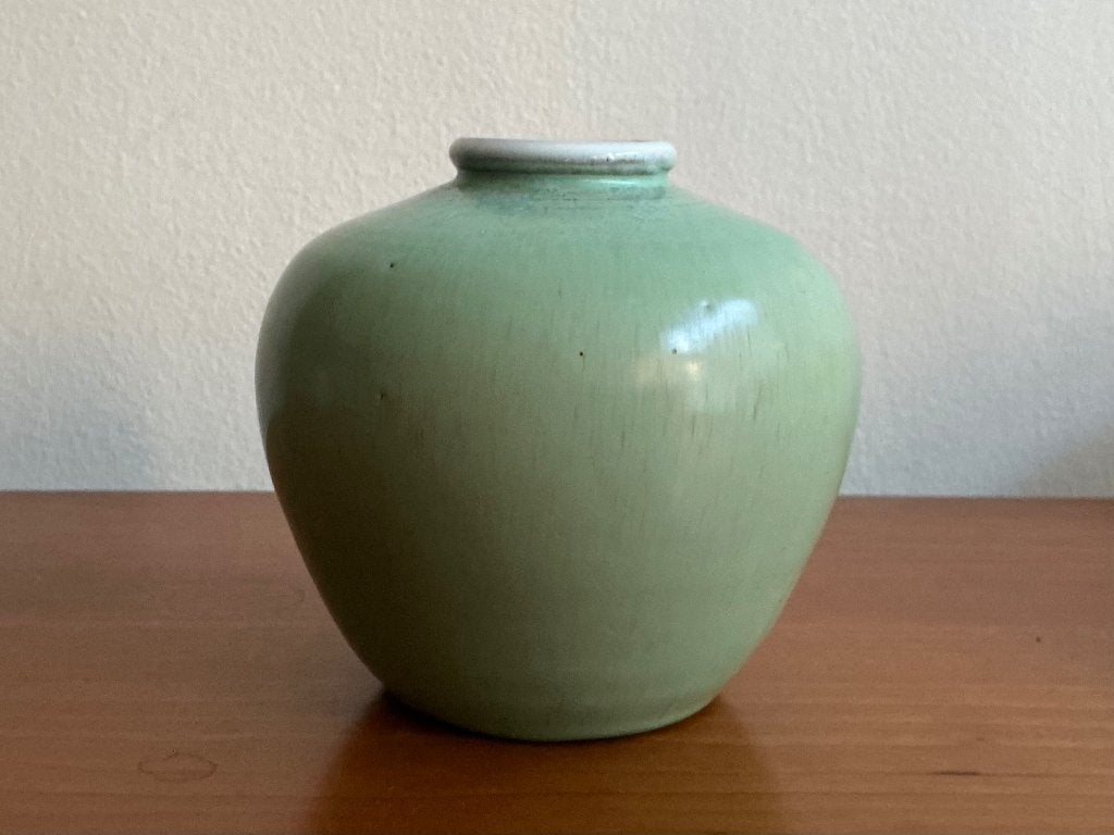 Pieter Groeneveldt: groen vaasje 10,5 cm periode 1945 - 1955, Ophalen of Verzenden