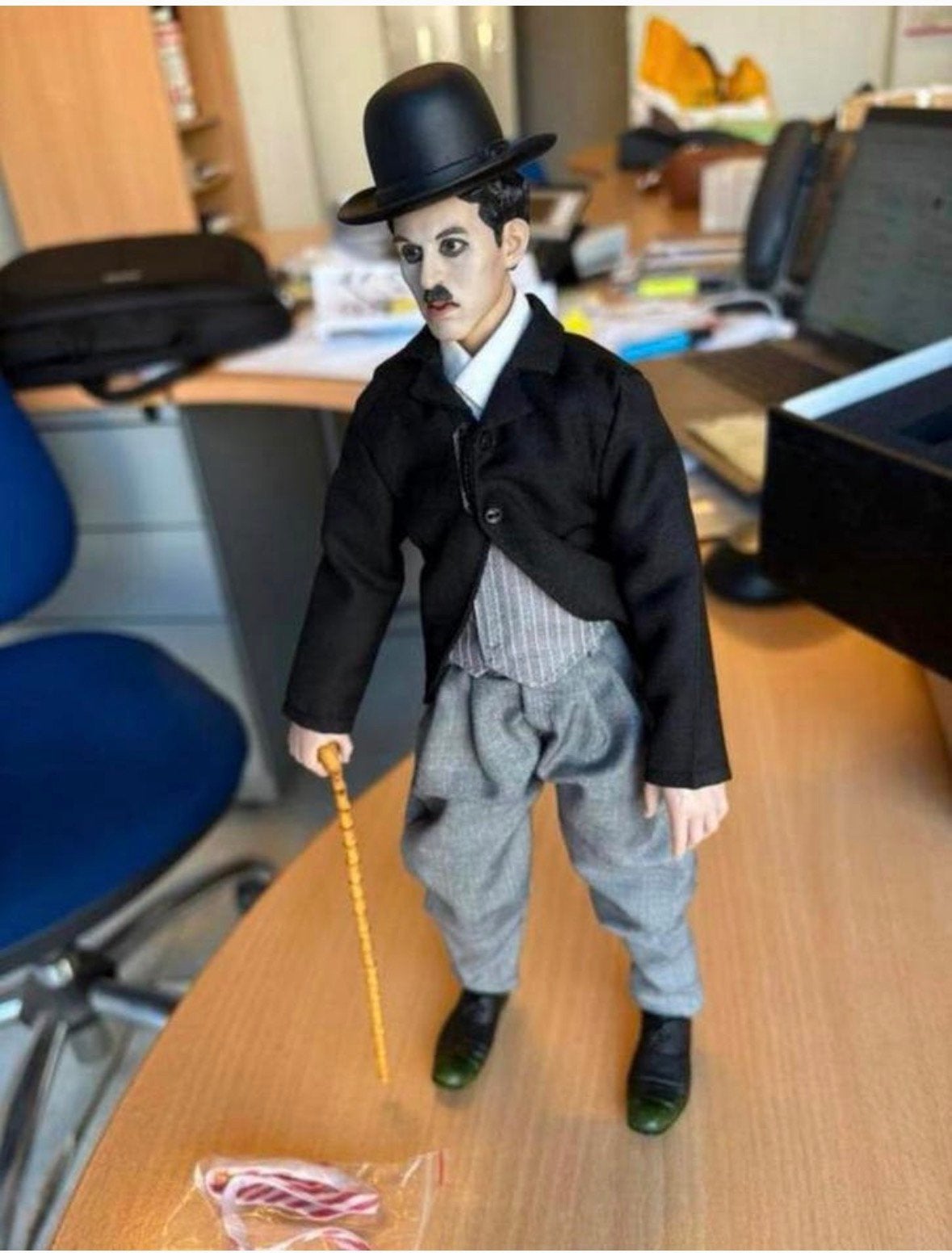 1/6 figuur Charlie Chaplin - Kumik, Verzamelen, Film en Tv, Ophalen of Verzenden, Zo goed als nieuw, Actiefiguur of Pop