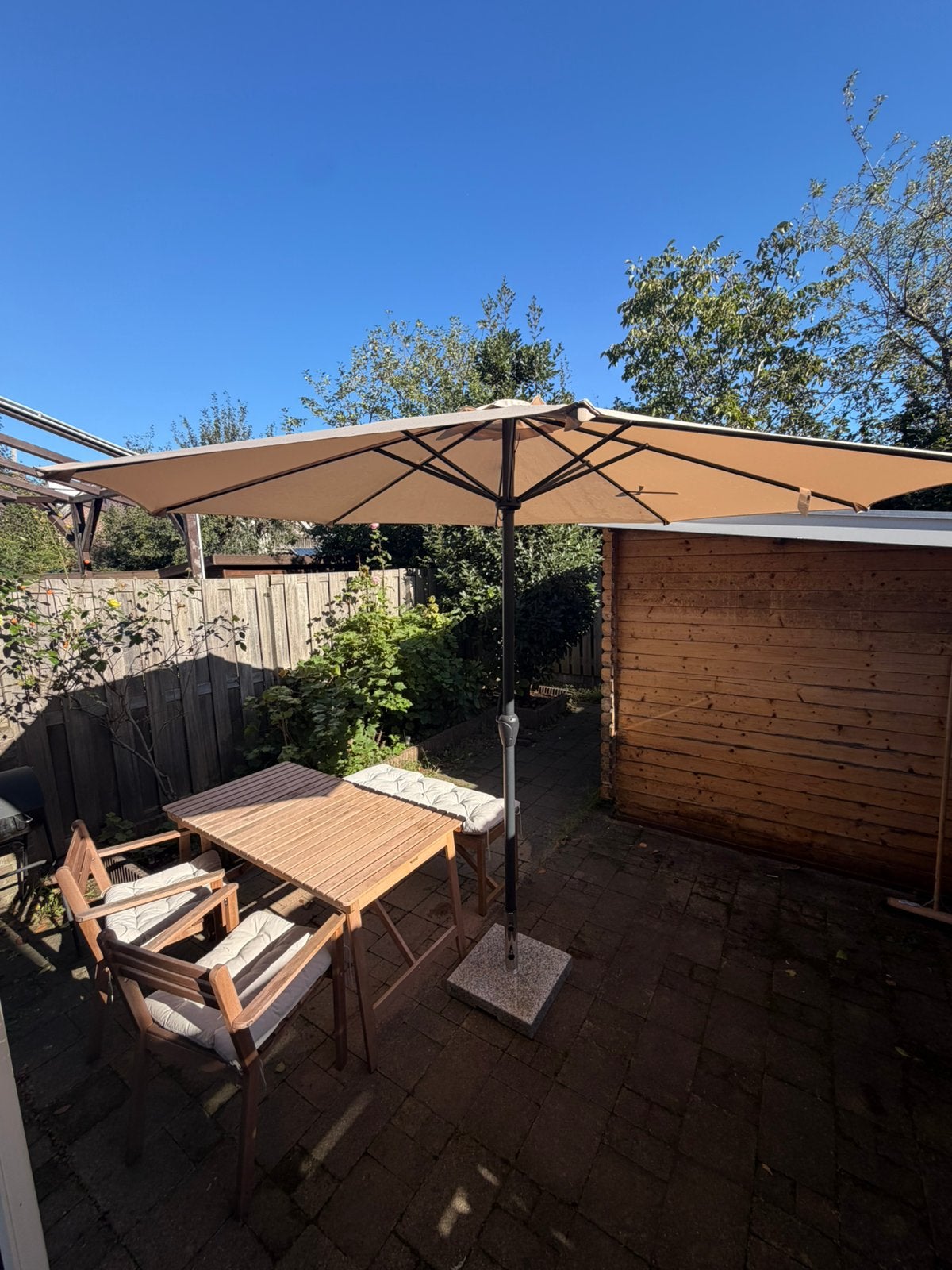 Houten tuinset met parasol en stenen voet, Tuin en Terras, Ophalen, Kantelbaar, Zo goed als nieuw, Stokparasol