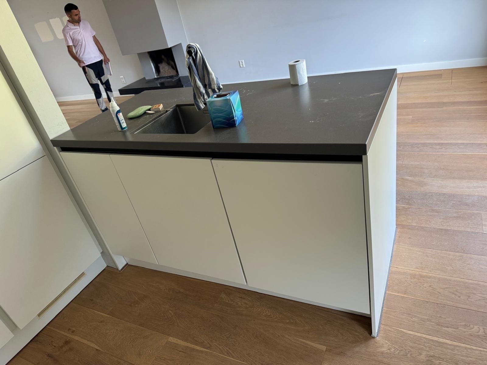 Moderne Keuken met Kookeiland en Inbouwapparatuur, Ophalen, Wit, Dubbelwandige keuken, Zo goed als nieuw