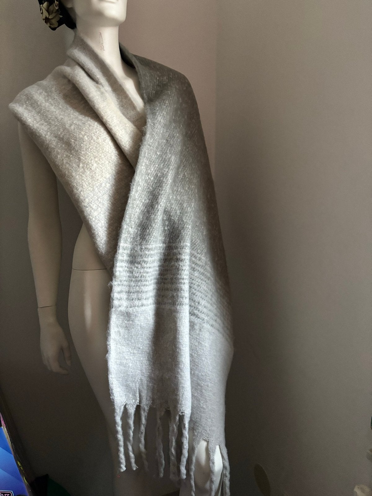 Lange grijze sjaal excl. franjes - 2 meter, Ophalen of Verzenden, Nieuw, Maat 46/48 (XL) of groter, Sjaal