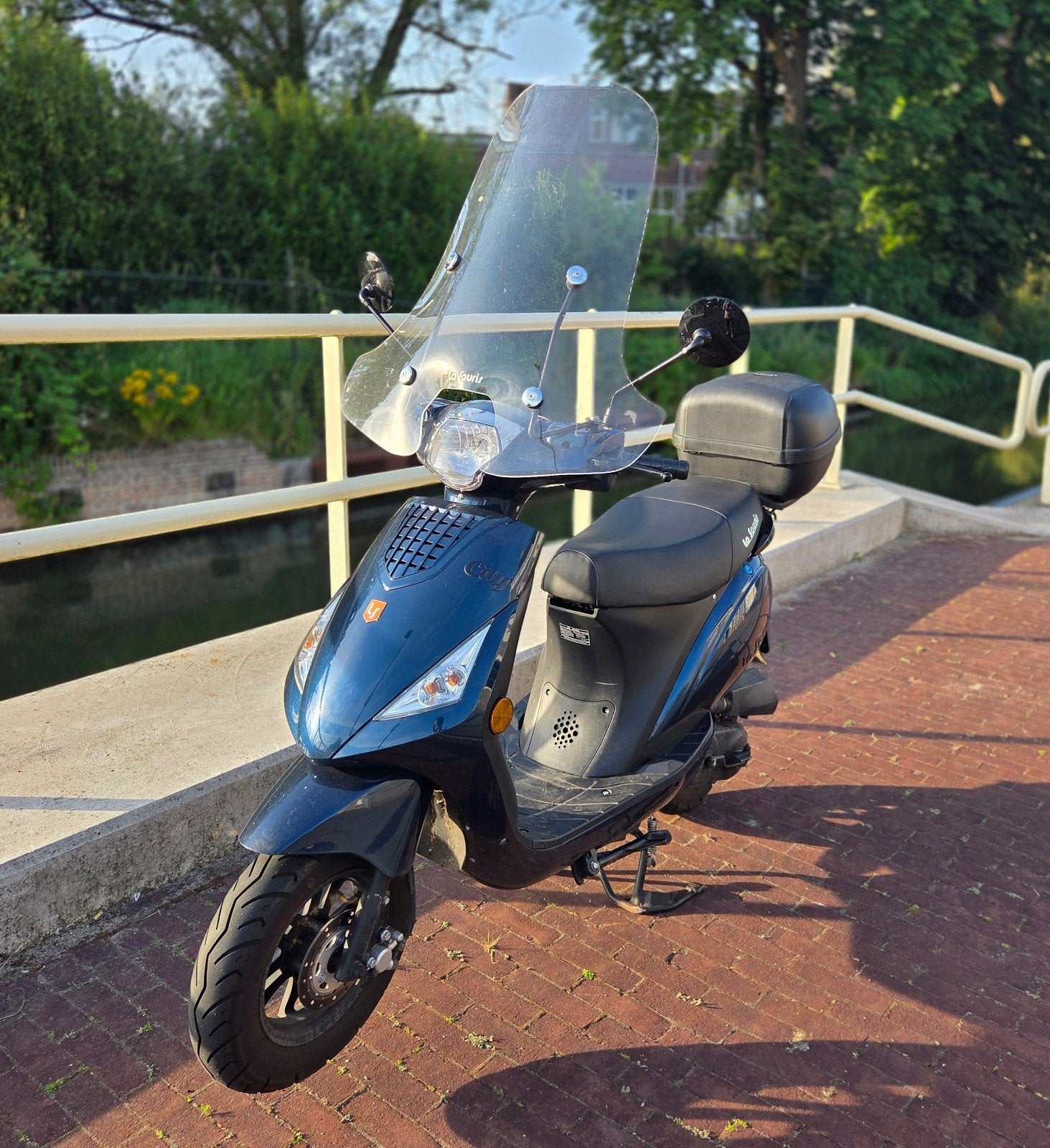 Scooter 45km/u - 1 jaar oud, met hoog windscherm/topkoffe, Fietsen en Brommers, Scooters | Overige merken, Maximaal 45 km/u, Zo goed als nieuw