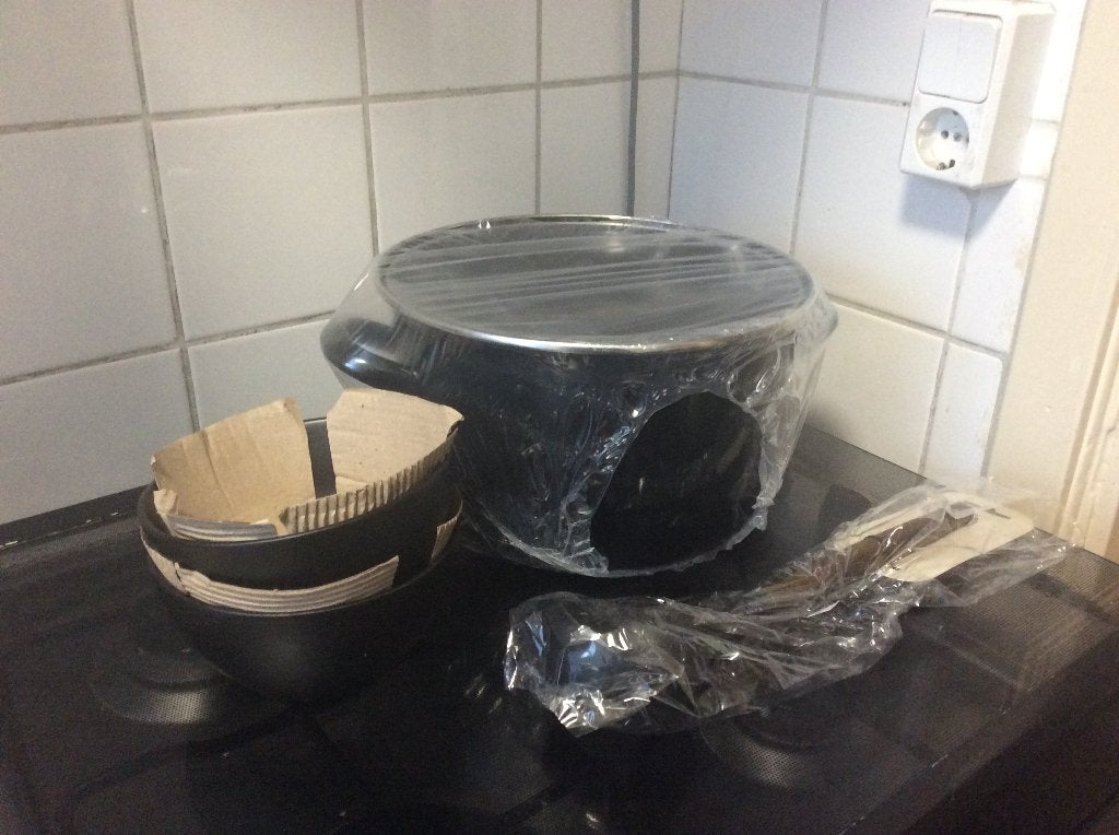 Pan 24 cm 5 liter zwart met 4 kommen en soeplepel set. Nieuw, Met deksel, Ophalen of Verzenden, Nieuw, Overige materialen
