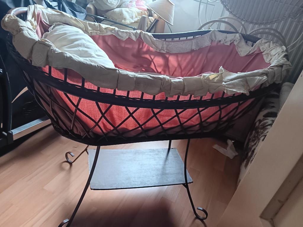 oud rotan baby wieg ijzeren  frame met origineel zijkleed., Kinderen en Baby's, Babywiegjes en Ledikanten, Ophalen, Gebruikt, Wieg