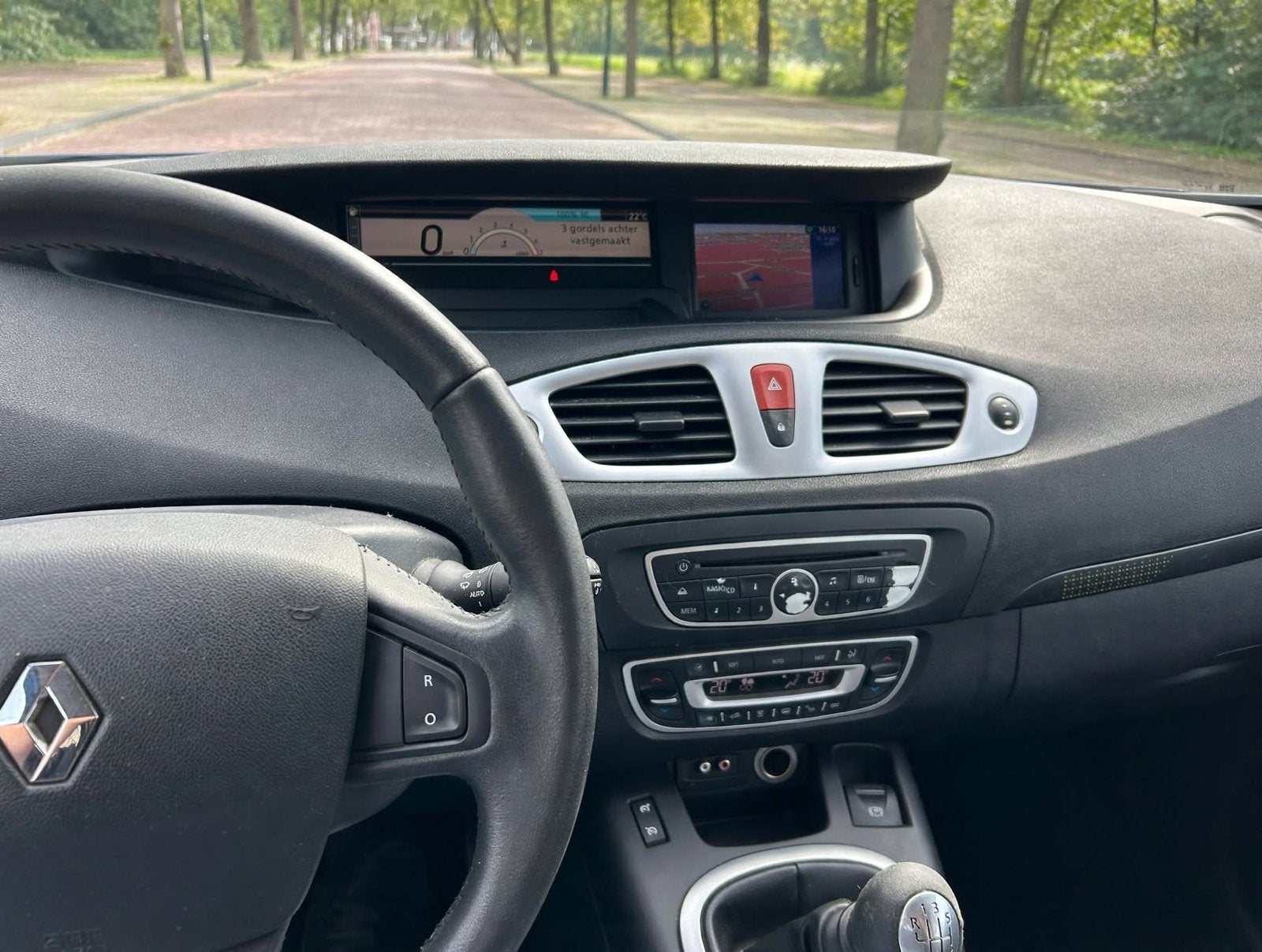 Foto 16 van Renault Grand Scenic 1.4 TCE 7P 2010 Blauw