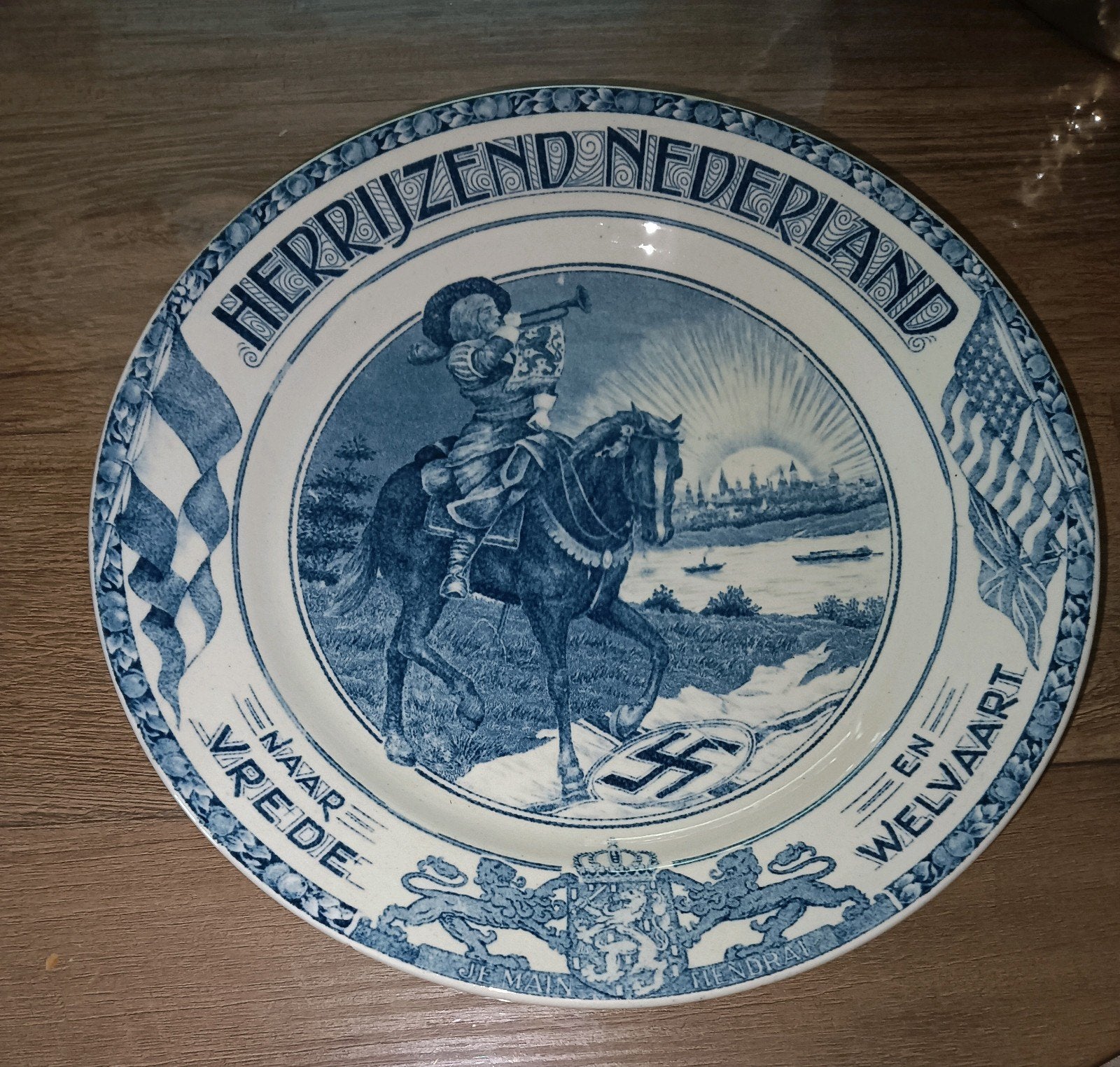 Herrijzend Nederland wandbord - Societé Céramique Maastricht, Ophalen of Verzenden, Overige soorten, Nederland, Kunstobject