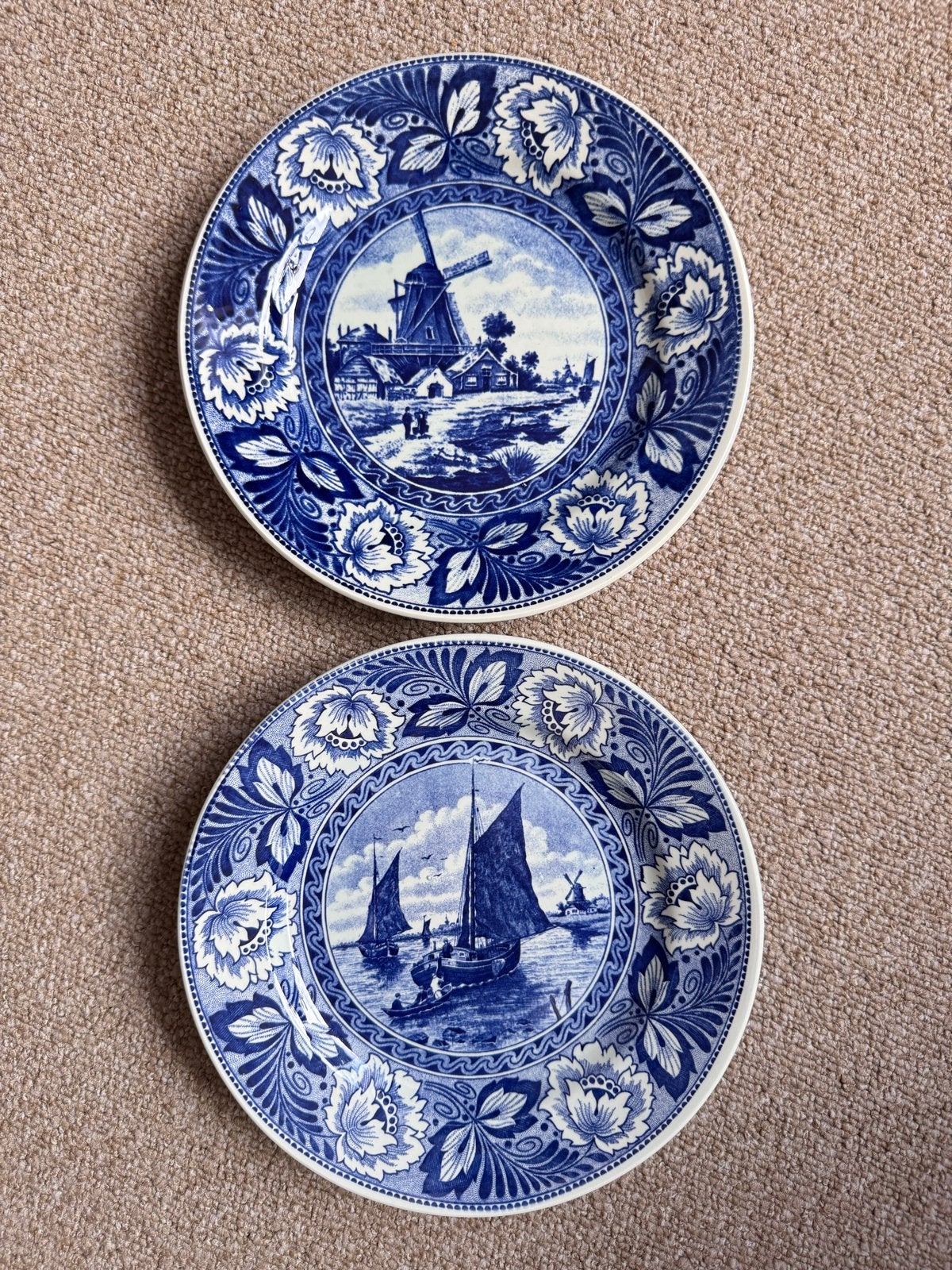 Set van 2 Boch Delfts blauwe decoratieve borden, Ophalen