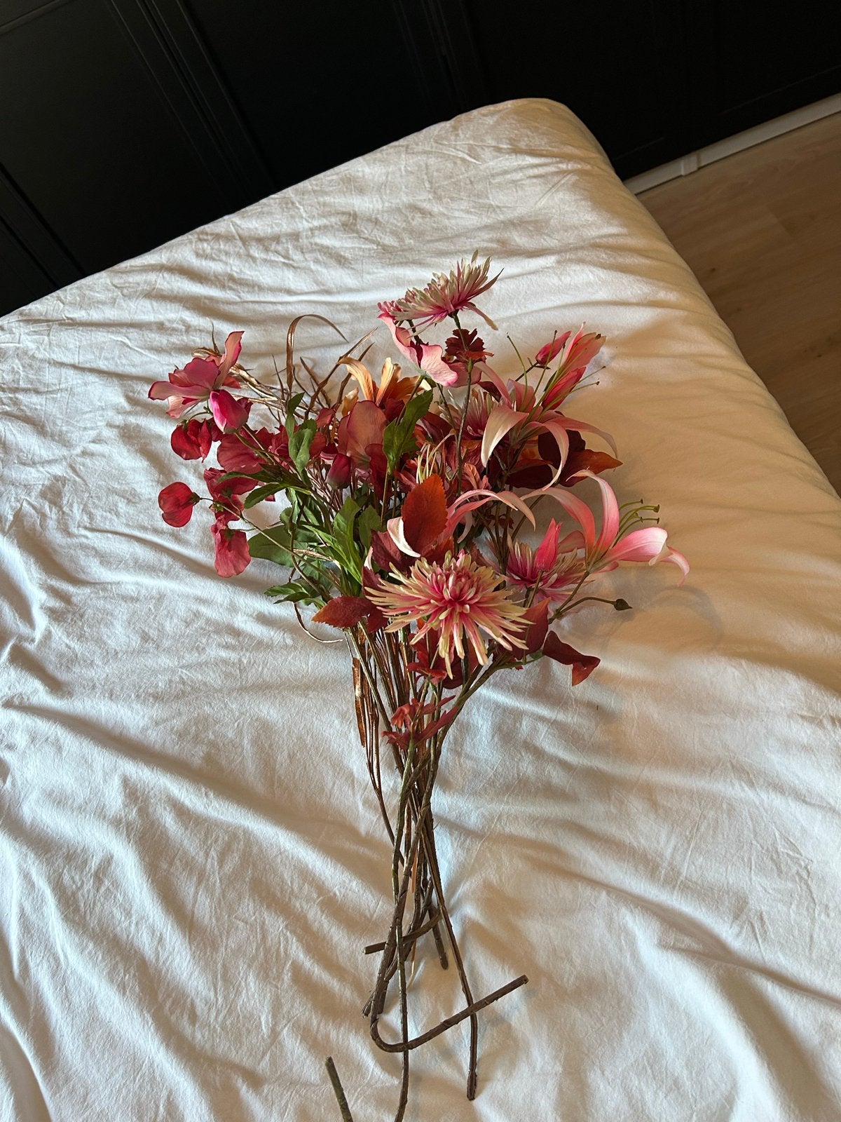 Prachtig boeket kunstbloemen in roze/rode tinten (INTRATUIN), Binnen, Gebruikt, Roze, Textiel