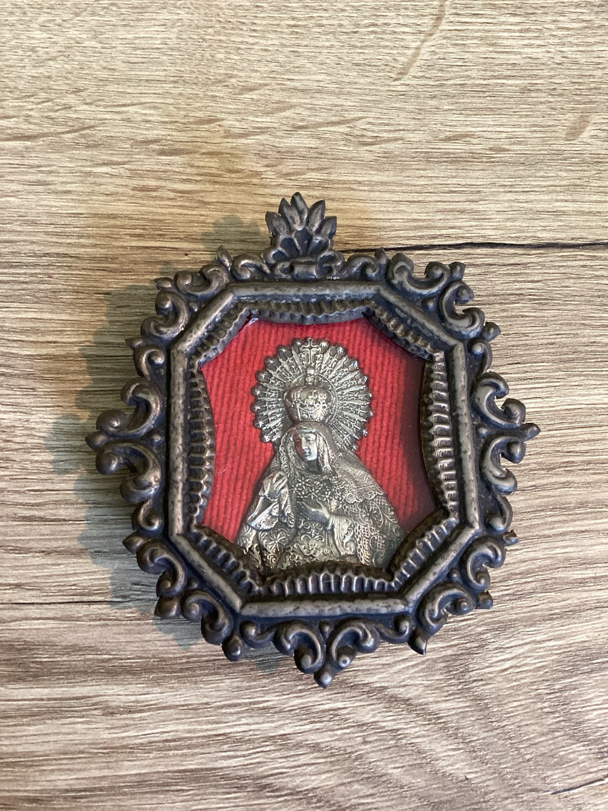 Antiek medaillon , Ex Voto,met Maria en kindje Jezus, Ophalen of Verzenden