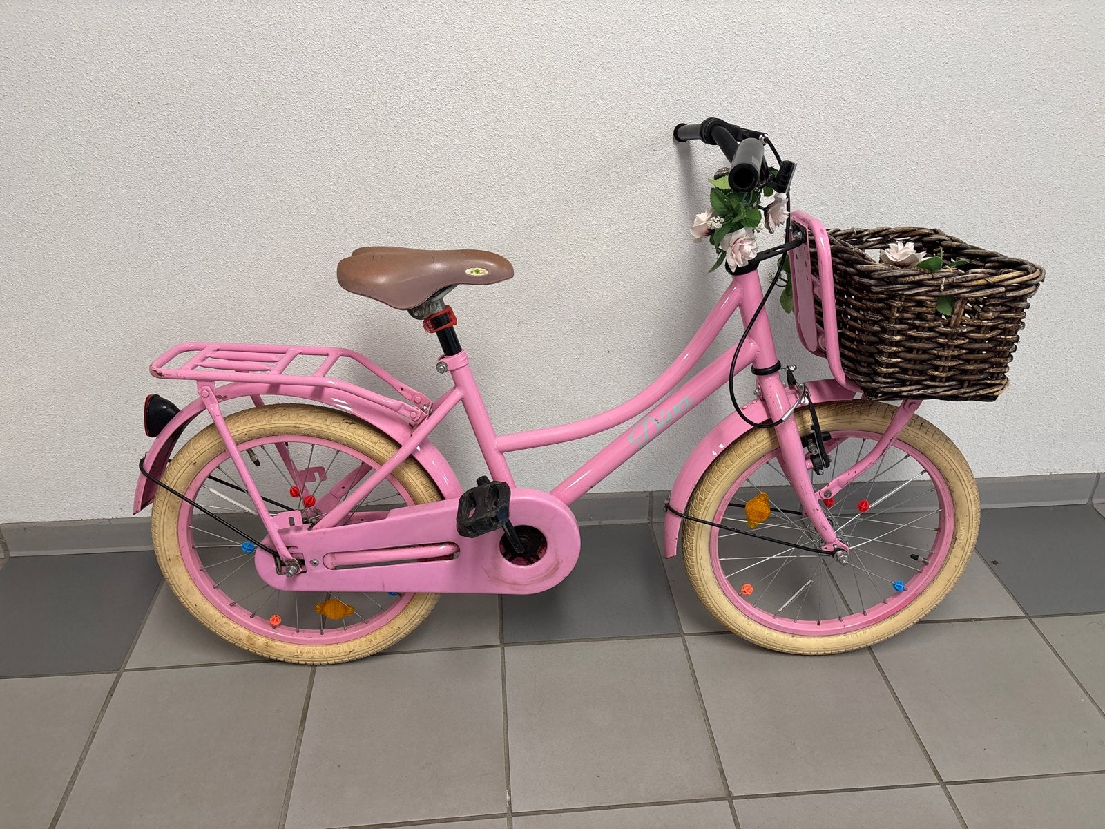 Roze kinderfiets met mandje, 18inch, Ophalen of Verzenden, Gebruikt, Velgrem, 16 tot 20 inch