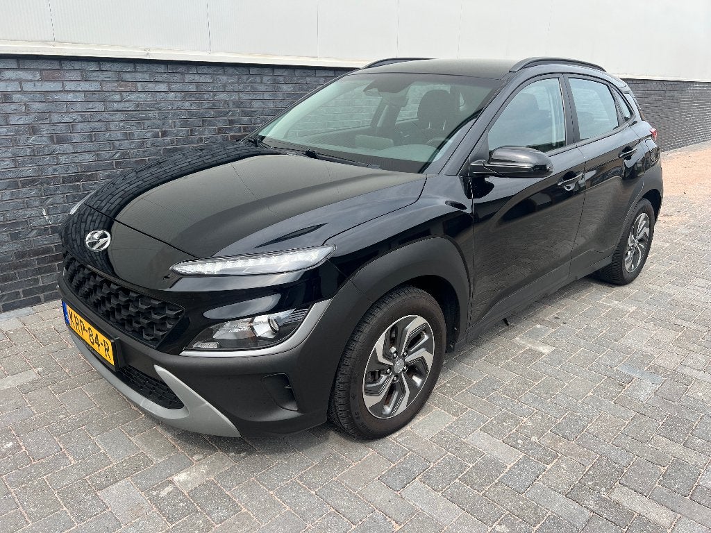 Hyundai Kona 1.6 GDI HEV 141pk DCT 2023 Zwart | Trekhaak, Auto's, Euro 6, Leder en Stof, Zwart, Bedrijf
