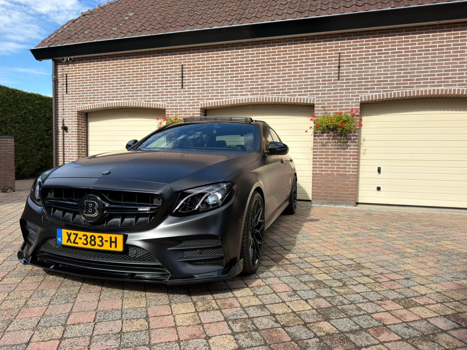 Foto 3 van Mercedes-Benz E 200 | BRABUS/AMG styling | MAT ZWART |