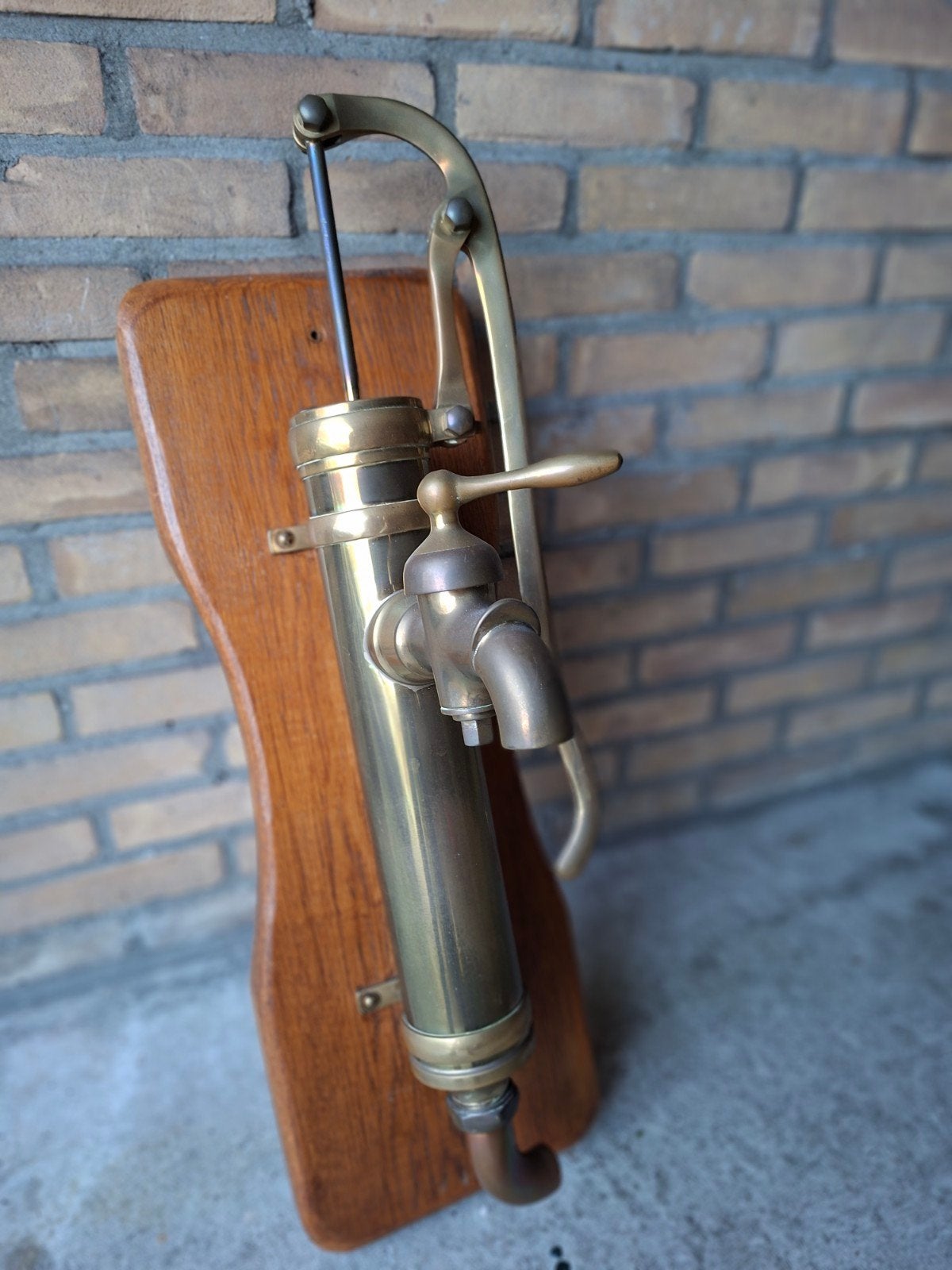 Antieke messing waterpomp op houten plank, Ophalen of Verzenden
