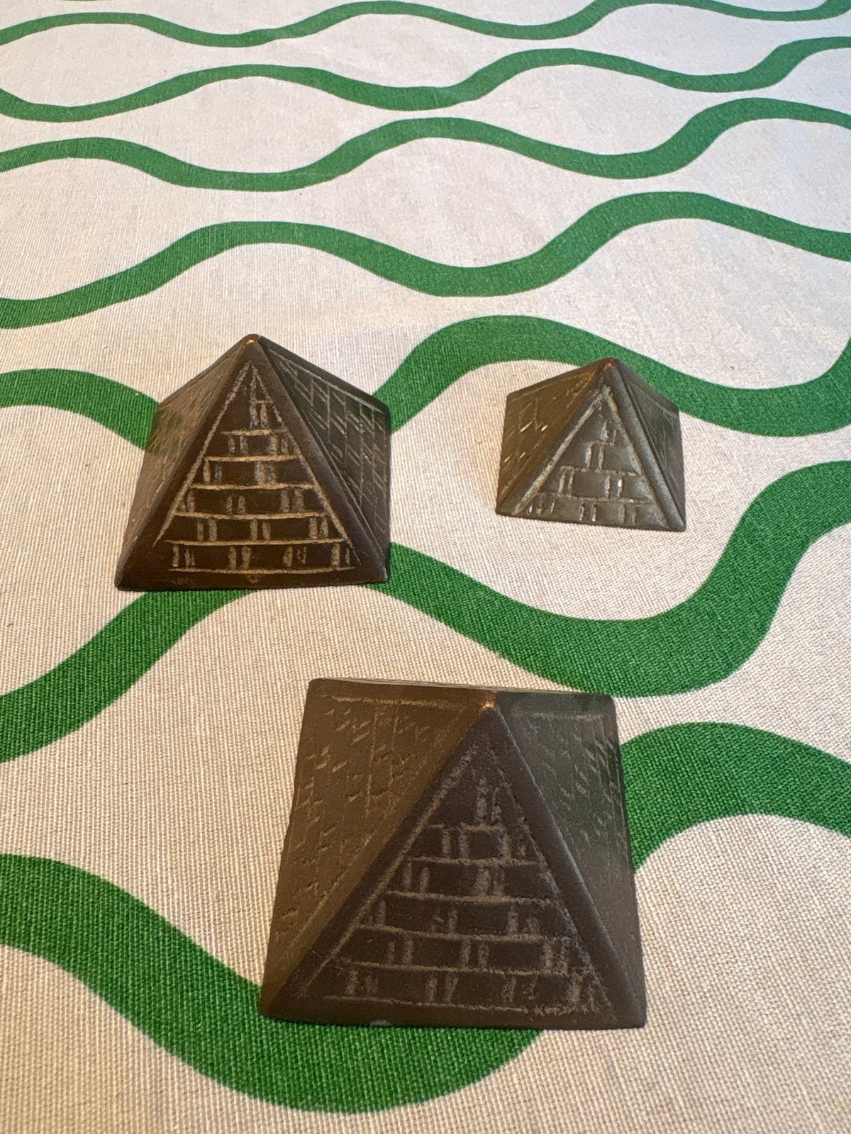 Set van 3 decoratieve piramides, Ophalen, Zo goed als nieuw, Metaal