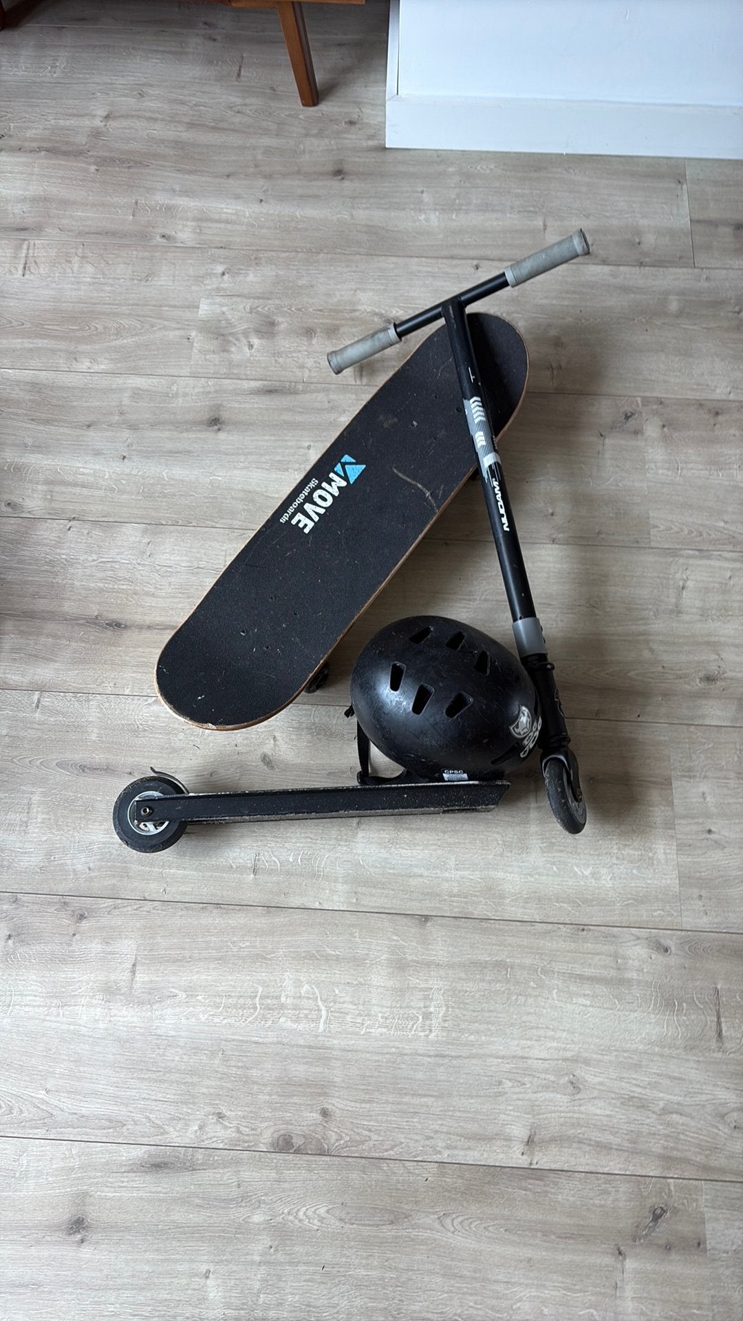 Nijdam step met helm en skate board, Ophalen of Verzenden, Zo goed als nieuw
