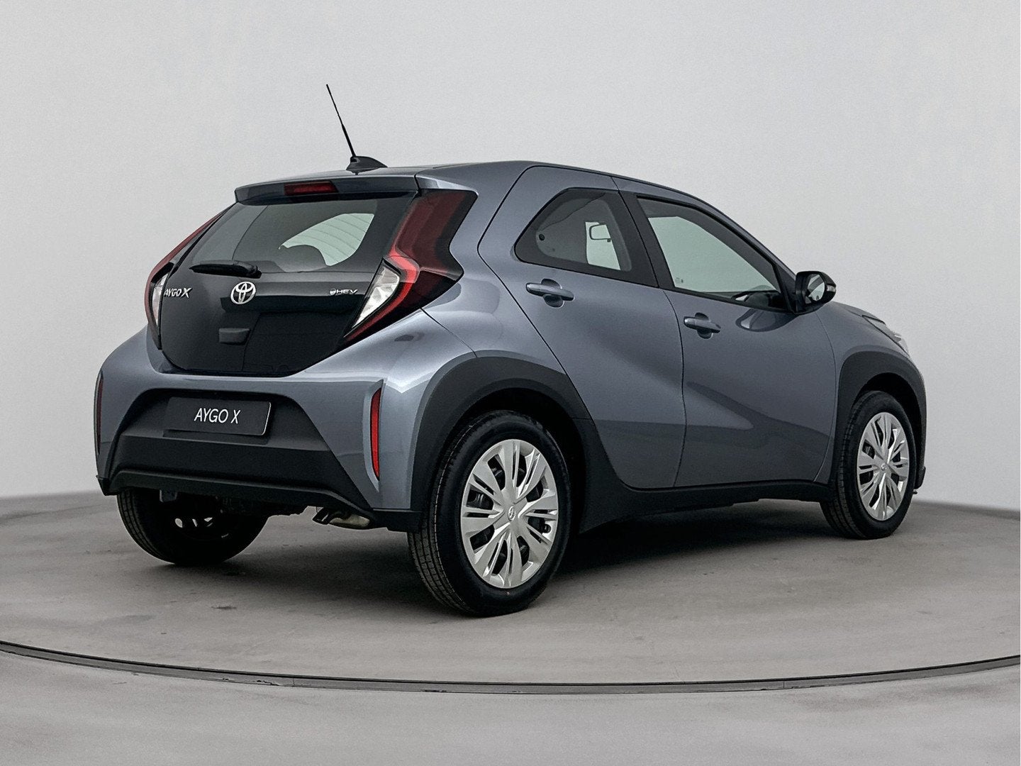 Toyota Aygo X Hybrid 115 play Celestite Grey metallic *Prijs, 12 maanden, Stof, Zwart, 116 pk