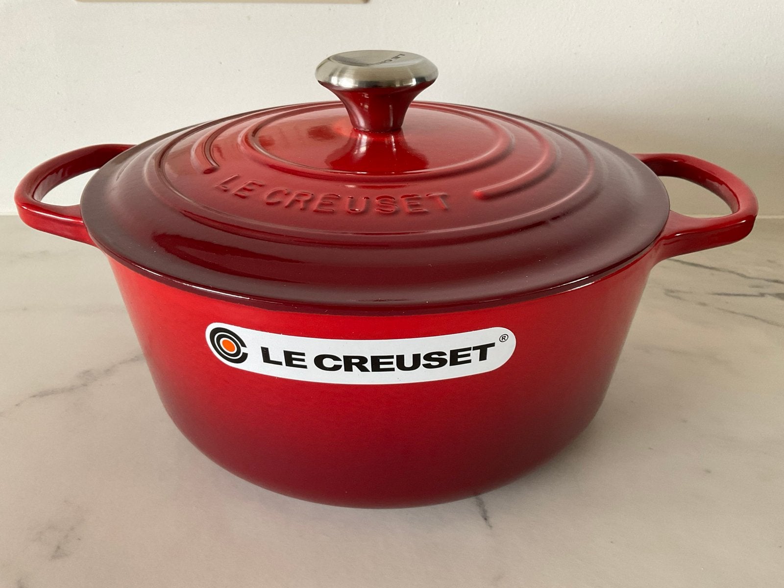 Le Creuset 26 cm pan, kersenrood, 5,3 lt, NOOIT GEBRUIKT!, Huis en Inrichting, Keuken | Potten en Pannen, Gietijzer, Ophalen of Verzenden