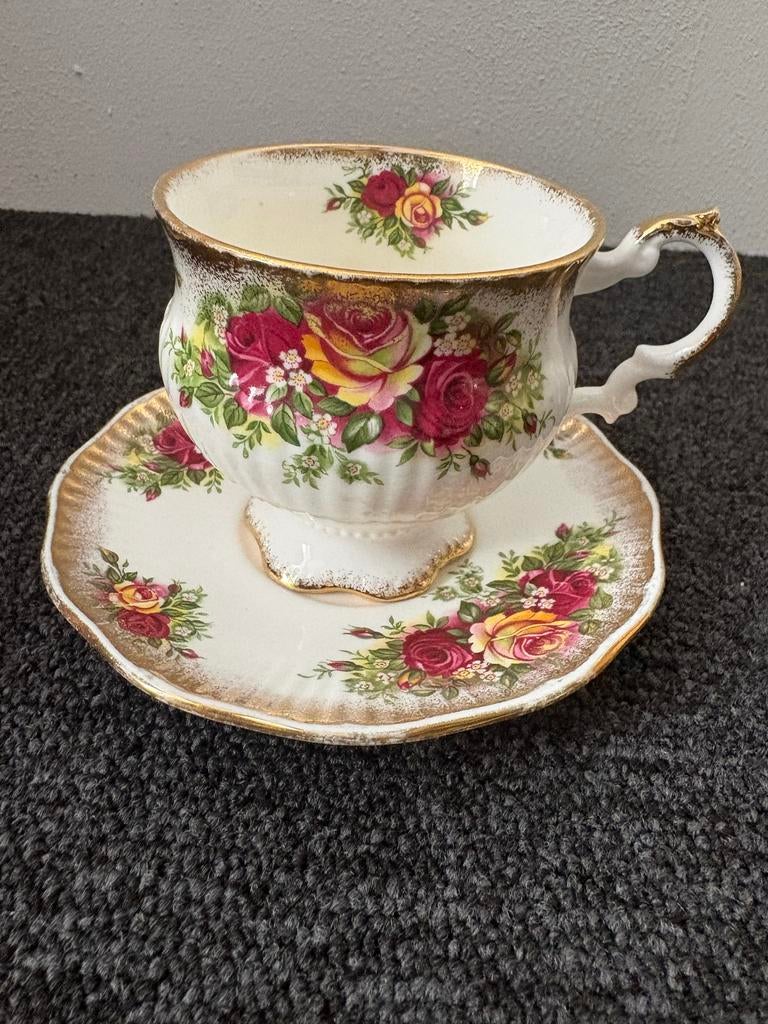 Elizabethan Fijne Bone China Kop en Schotel - Rozen, Ophalen of Verzenden